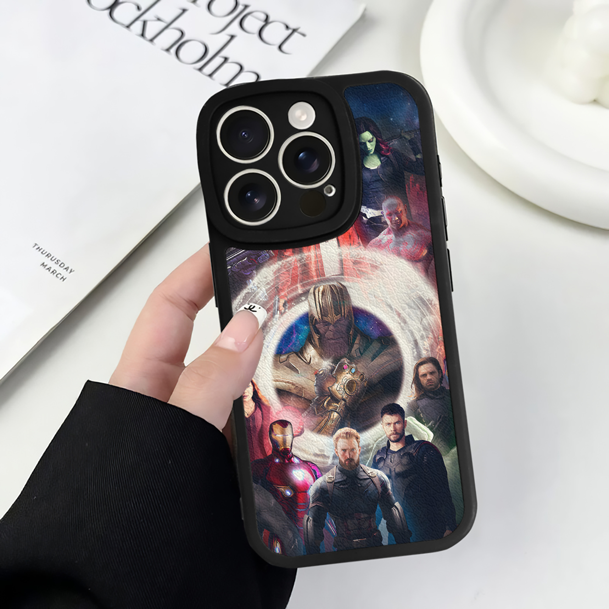 （画像用） アベンジャーズ The Avengers 【iPhone 16シリーズ対応】シリコンスマホケース（レザー調） 材質：シリコン